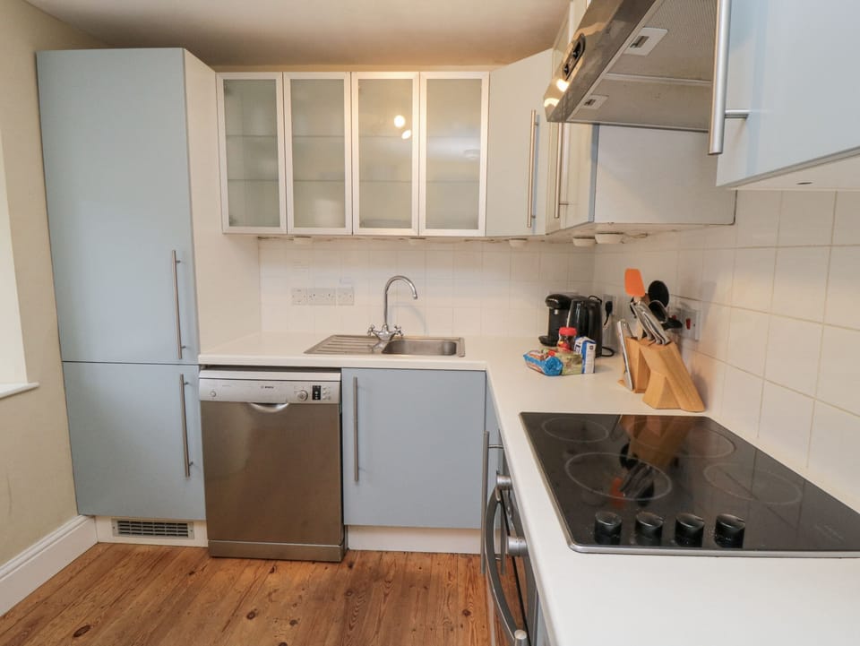 Cottage | Private kitchen | Fridge, microwave, stovetop, dishwasher