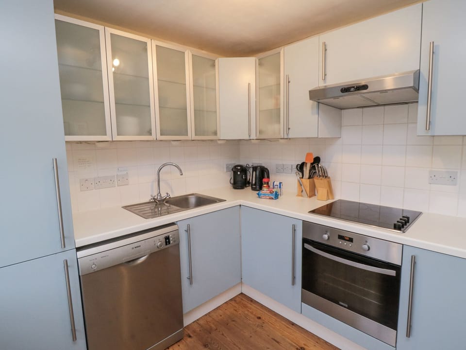 Cottage | Private kitchen | Fridge, microwave, stovetop, dishwasher