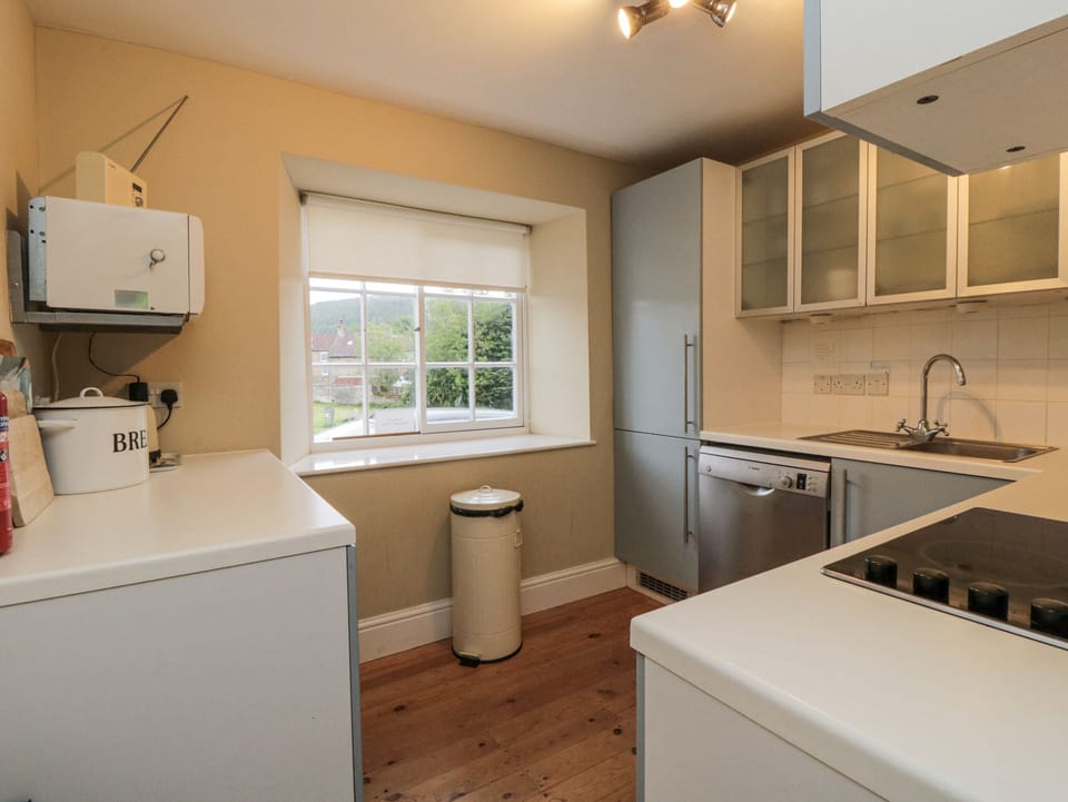 Cottage | Private kitchen | Fridge, microwave, stovetop, dishwasher