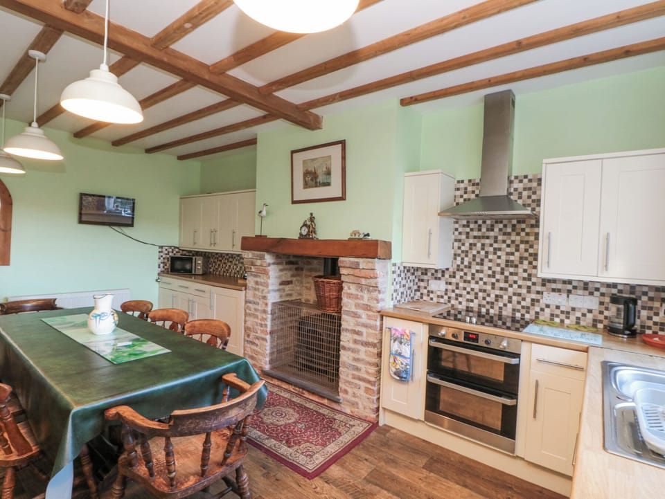 Cottage | Private kitchen | Fridge, microwave, dishwasher, toaster