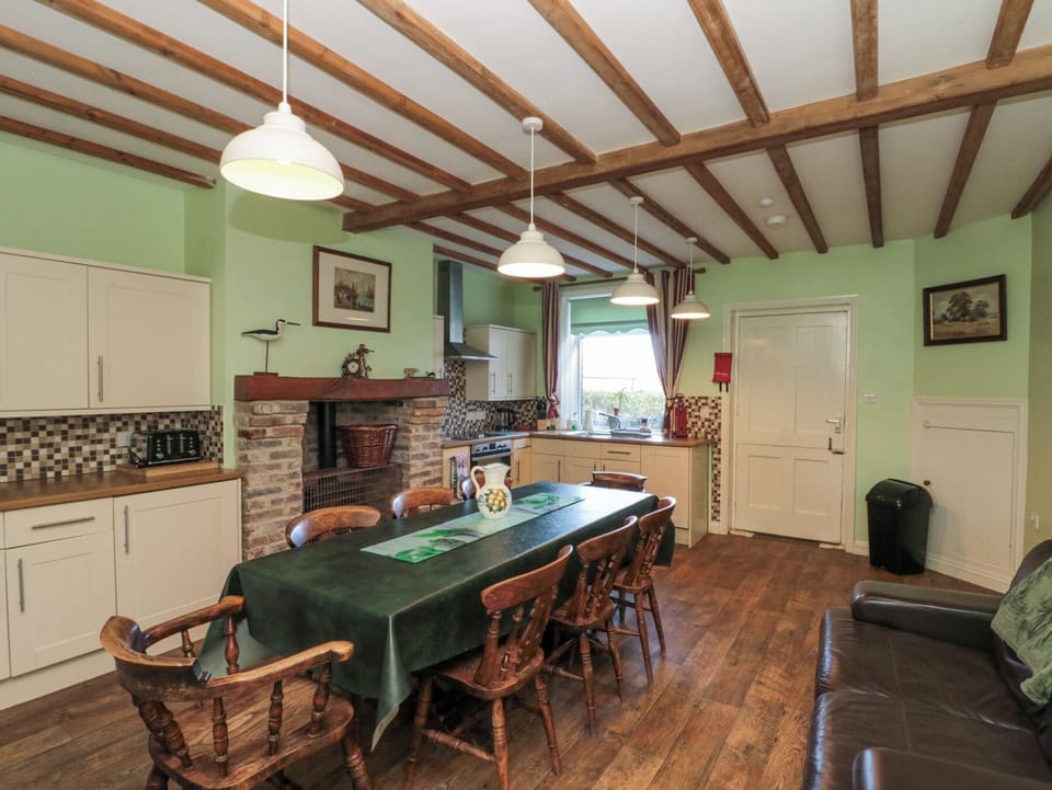 Cottage | Private kitchen | Fridge, microwave, dishwasher, toaster