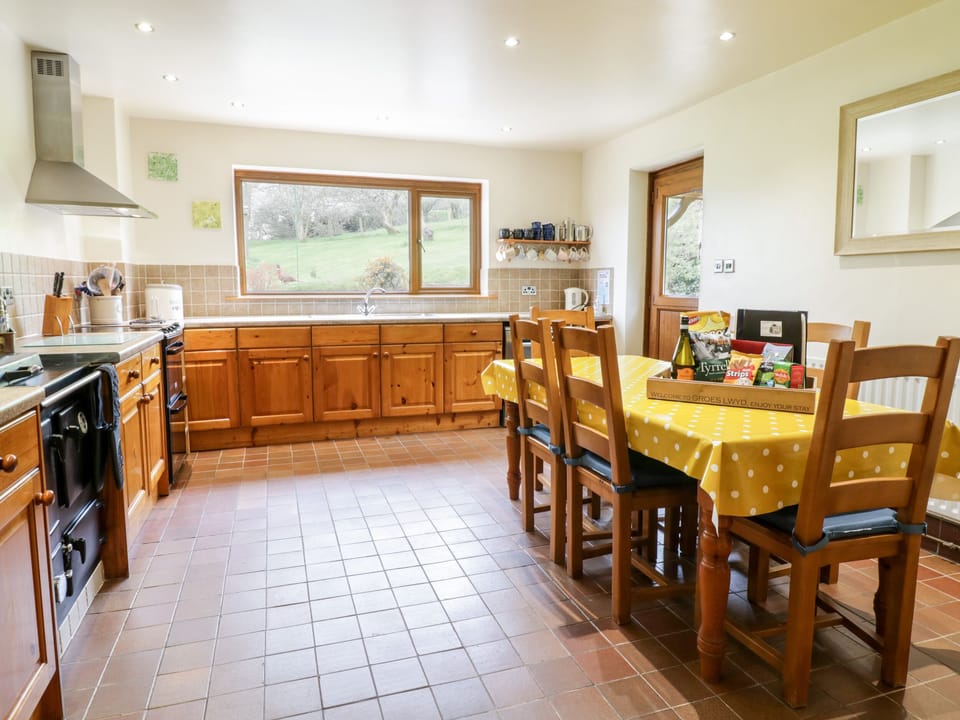 Cottage | Private kitchen | Microwave, stovetop, dishwasher, electric kettle