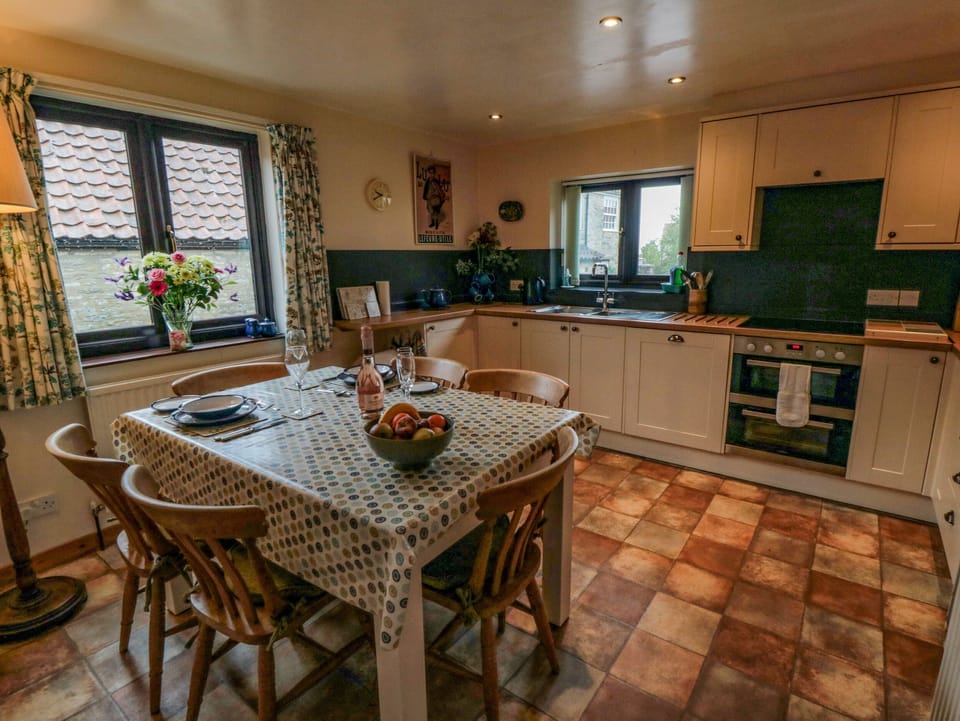Cottage | Private kitchen | Fridge, stovetop, dishwasher, highchair