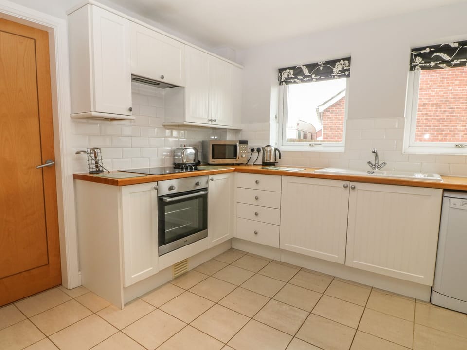 Cottage | Private kitchen | Stovetop, dishwasher, cookware/dishes/utensils