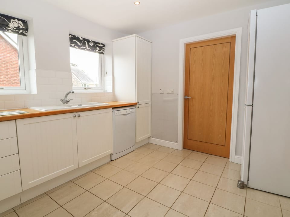 Cottage | Private kitchen | Stovetop, dishwasher, cookware/dishes/utensils