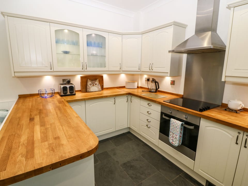 Cottage | Private kitchen | Dishwasher, cookware/dishes/utensils