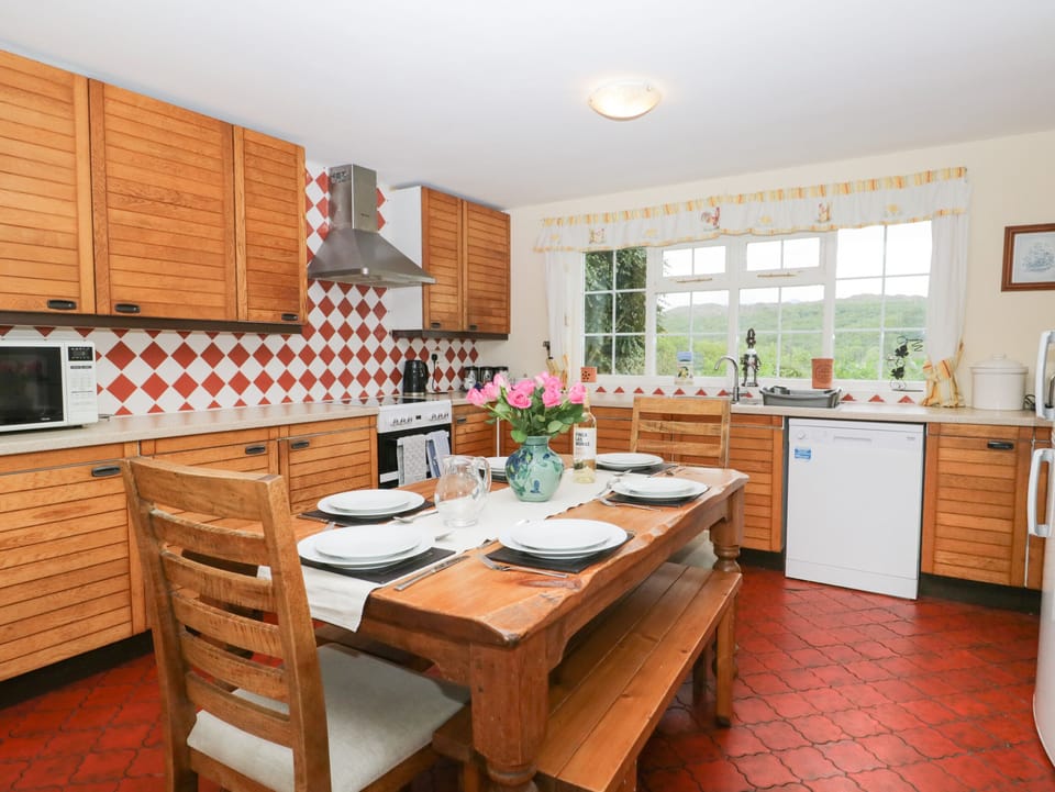 Cottage | Private kitchen | Oven, stovetop, dishwasher, highchair