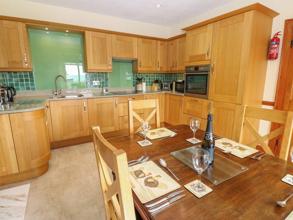 Cottage | Private kitchen | Dishwasher, cookware/dishes/utensils
