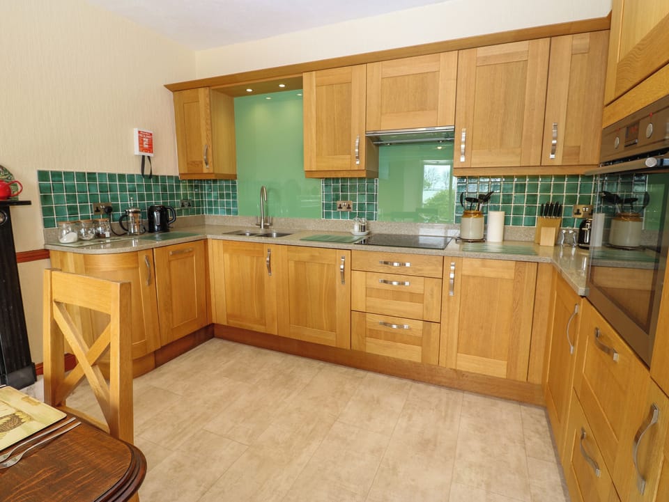 Cottage | Private kitchen | Dishwasher, cookware/dishes/utensils