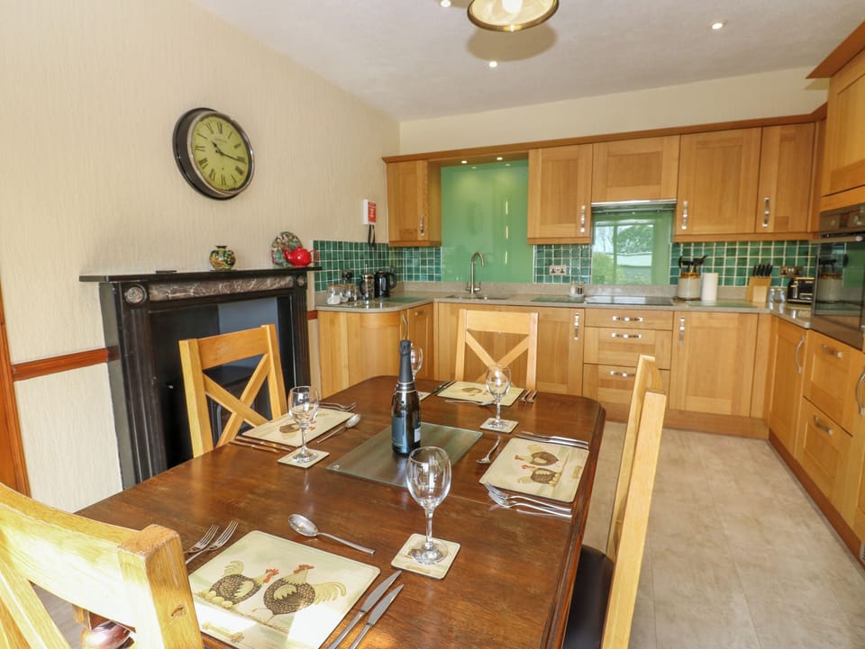 Cottage | Dining