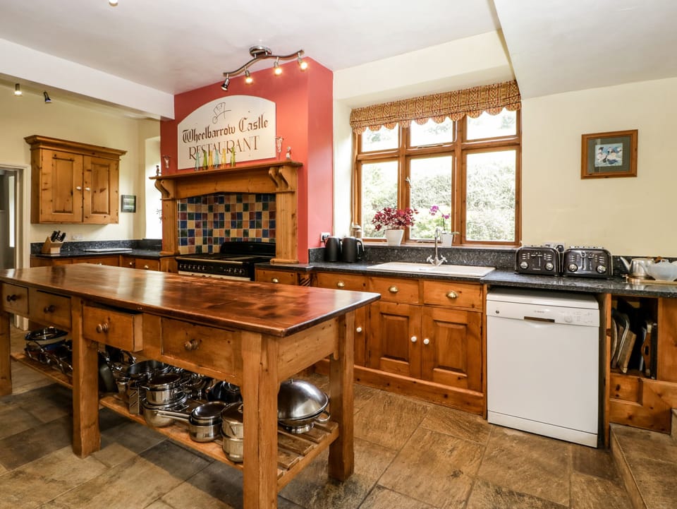 Cottage | Private kitchen | Fridge, microwave, stovetop, dishwasher