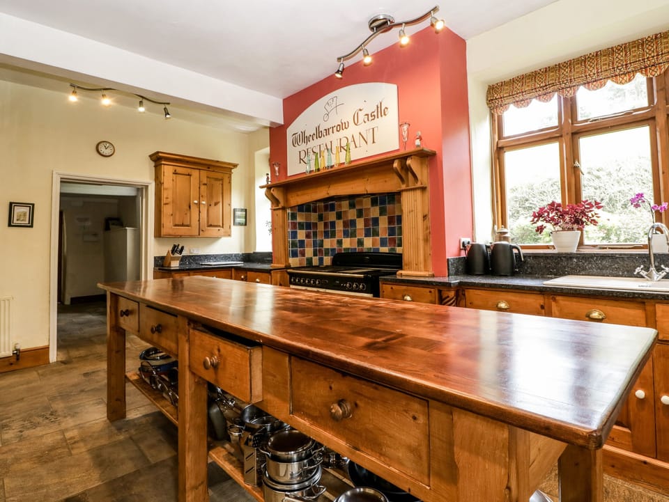 Cottage | Private kitchen | Fridge, microwave, stovetop, dishwasher