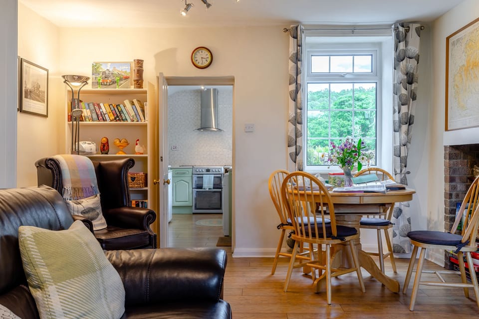 Cottage | Living room | Fireplace, DVD player