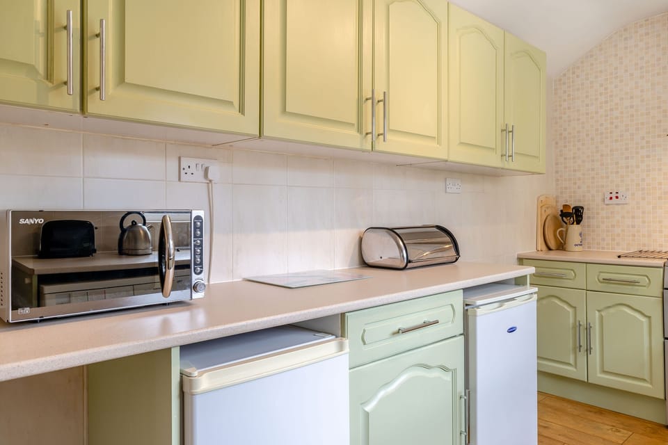 Cottage | Private kitchen | Fridge, microwave, dishwasher, toaster