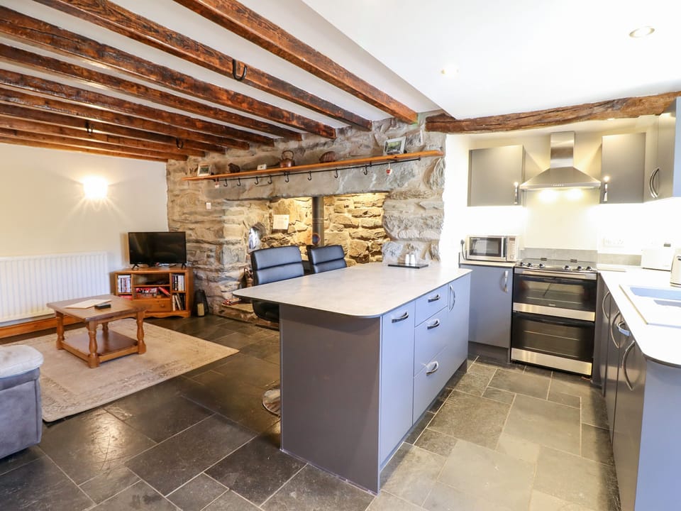 Cottage | Private kitchen | Stovetop, dishwasher, highchair, cookware/dishes/utensils