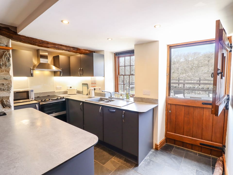 Cottage | Private kitchen | Stovetop, dishwasher, highchair, cookware/dishes/utensils