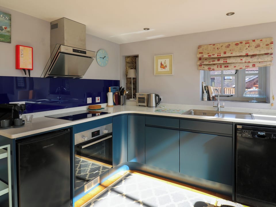 Cottage | Private kitchen | Stovetop, dishwasher, cookware/dishes/utensils