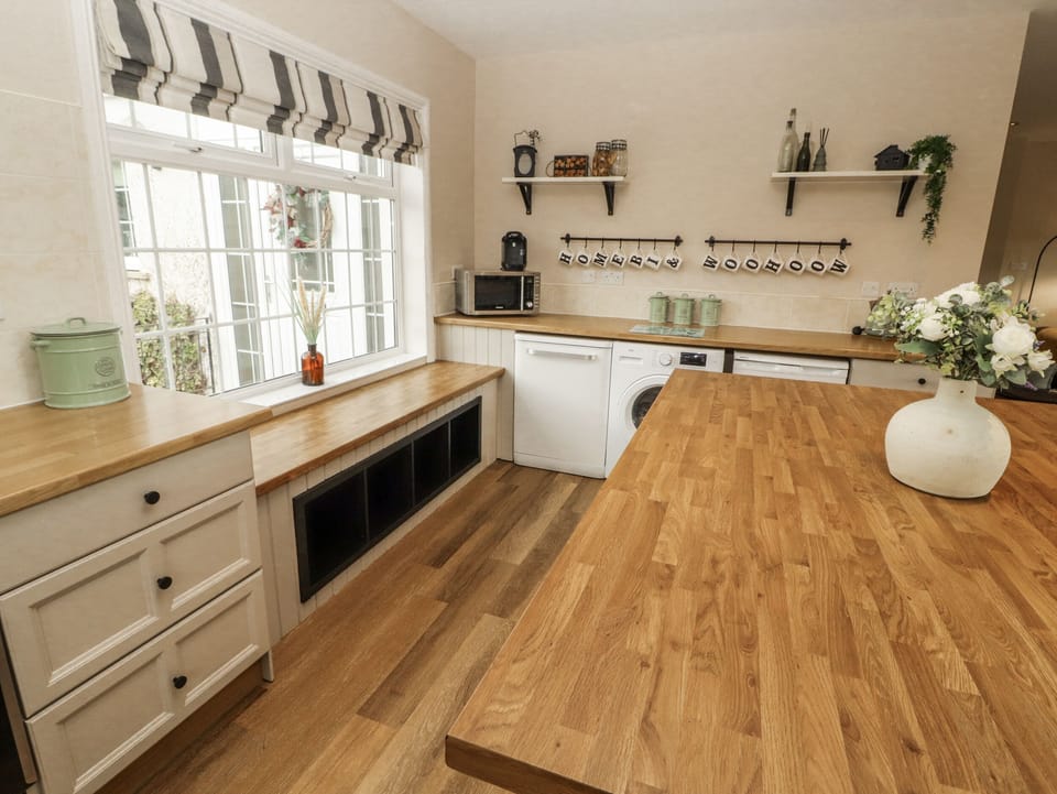 Stovetop, dishwasher, highchair, cookware/dishes/utensils