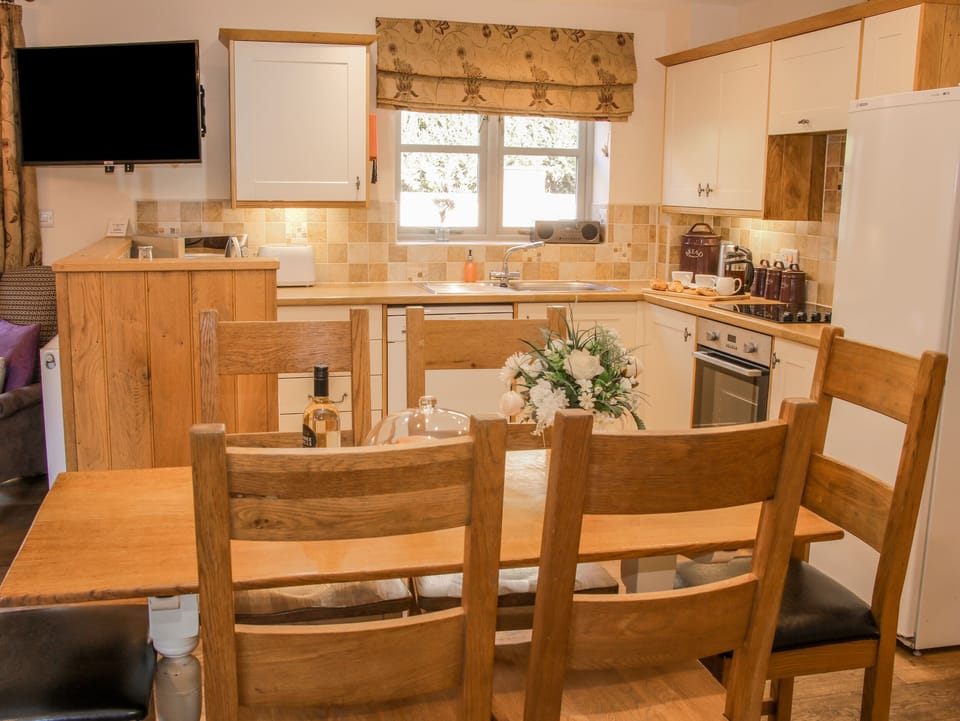 Cottage | Private kitchen | Stovetop, dishwasher, highchair, cookware/dishes/utensils