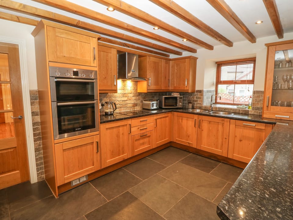 Cottage | Private kitchen | Dishwasher, highchair, cookware/dishes/utensils