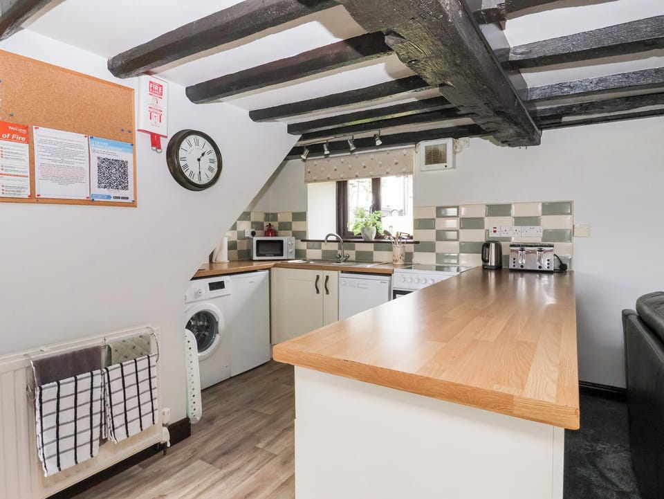 Cottage | Private kitchen | Stovetop, dishwasher, cookware/dishes/utensils