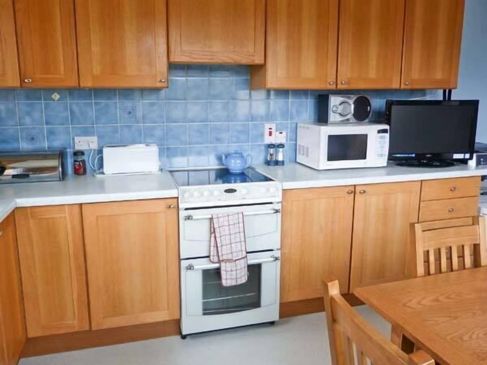 Cottage | Private kitchen | Stovetop, dishwasher, highchair, cookware/dishes/utensils