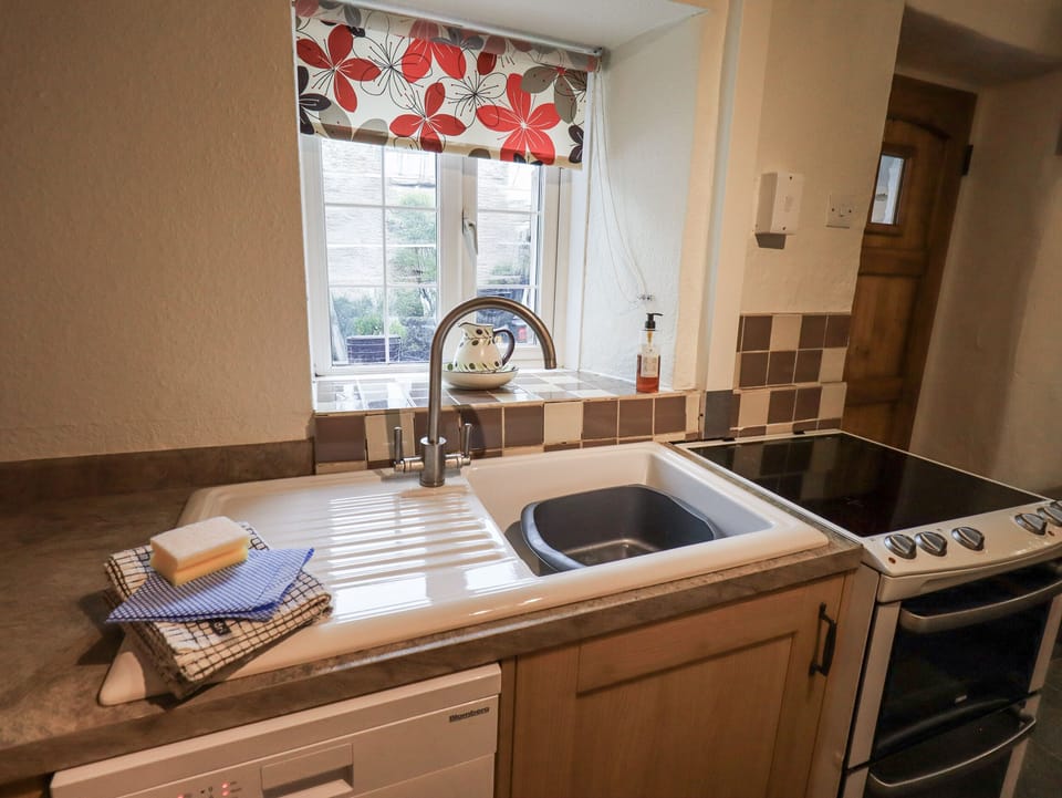 Cottage | Private kitchen | Dishwasher, highchair, cookware/dishes/utensils