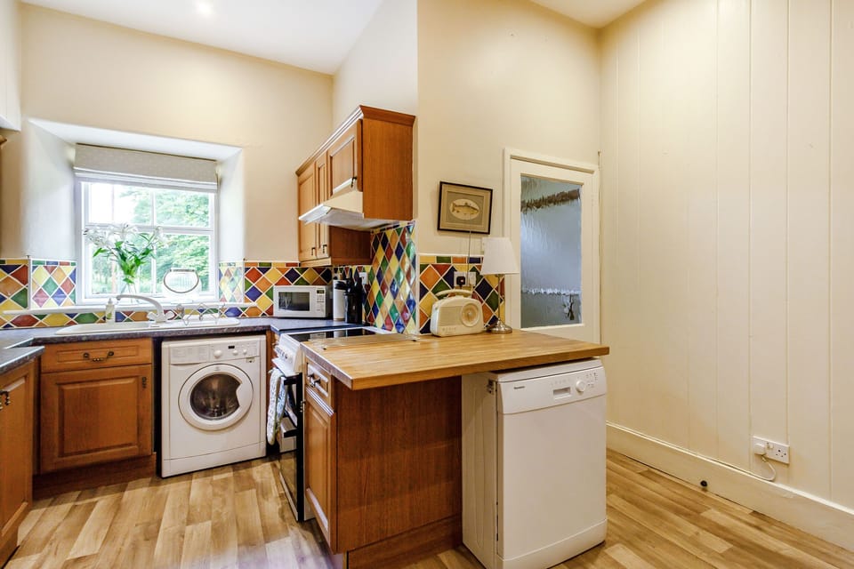 Cottage | Private kitchen | Stovetop, dishwasher, highchair, cookware/dishes/utensils