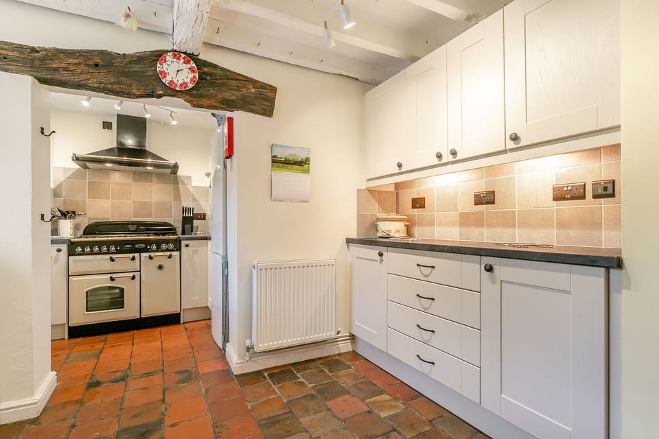 Cottage | Private kitchen | Stovetop, dishwasher, cookware/dishes/utensils