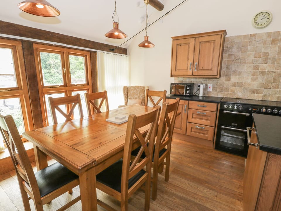 Cottage | Dining