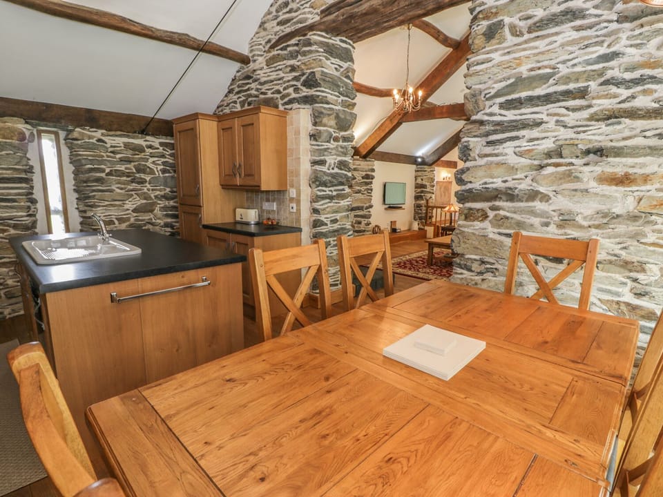 Cottage | Private kitchen | Dishwasher, electric kettle, cookware/dishes/utensils