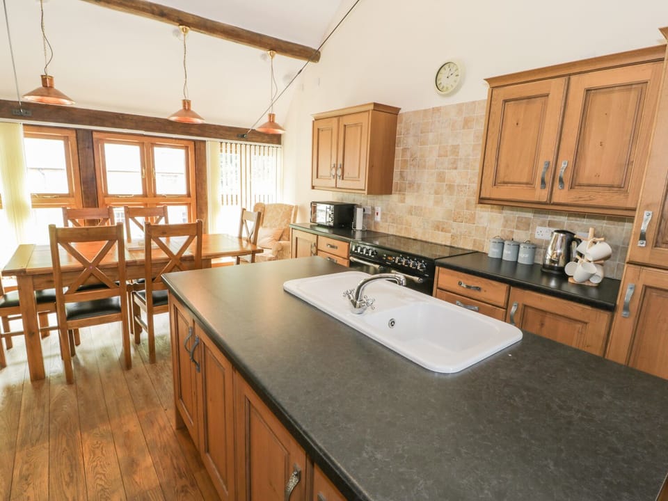 Cottage | Private kitchen | Dishwasher, electric kettle, cookware/dishes/utensils