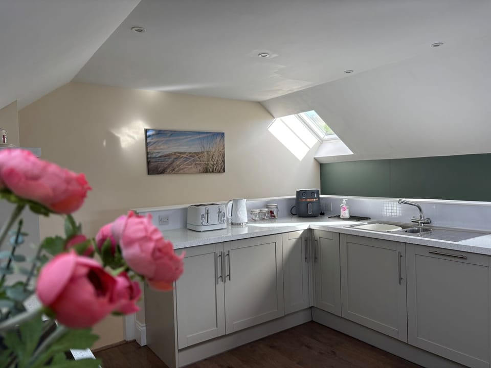 Cottage | Private kitchen | Fridge, microwave, stovetop, dishwasher