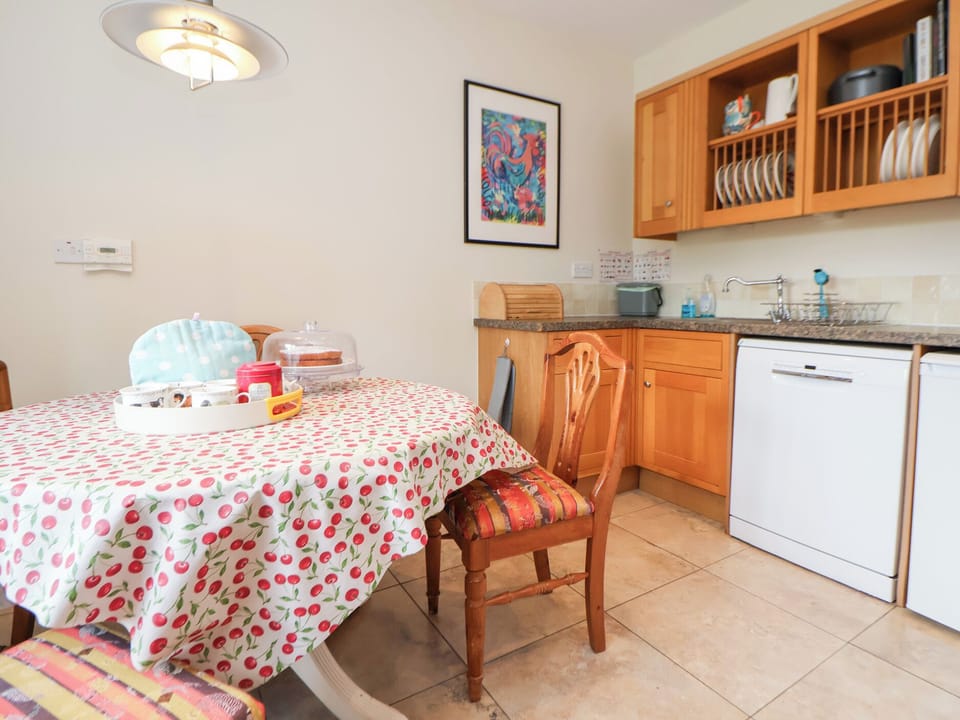 Cottage | Dining