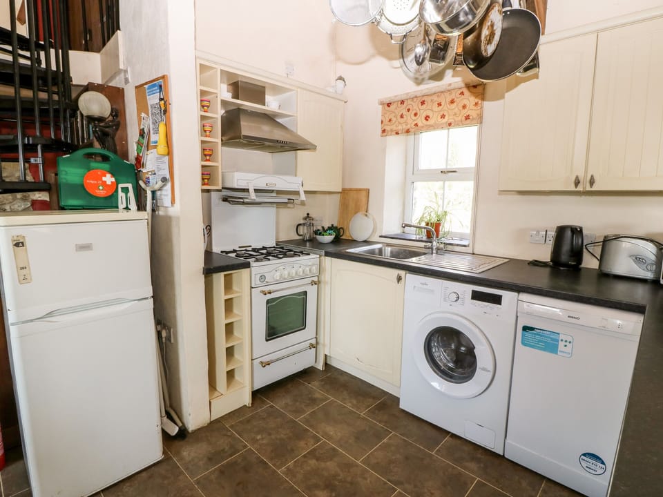 Cottage | Private kitchen | Dishwasher, highchair, cookware/dishes/utensils