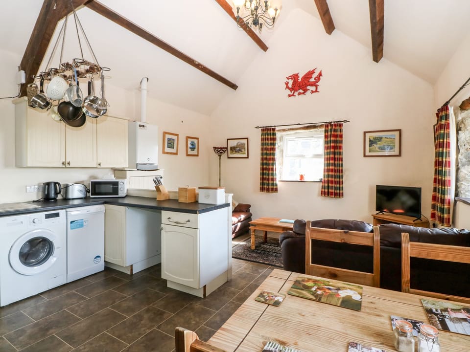 Cottage | Private kitchen | Dishwasher, highchair, cookware/dishes/utensils