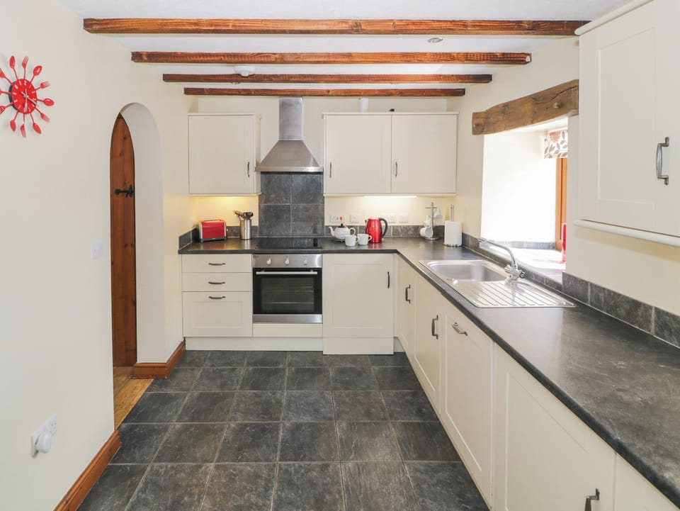 Cottage | Private kitchen | Dishwasher, highchair, cookware/dishes/utensils