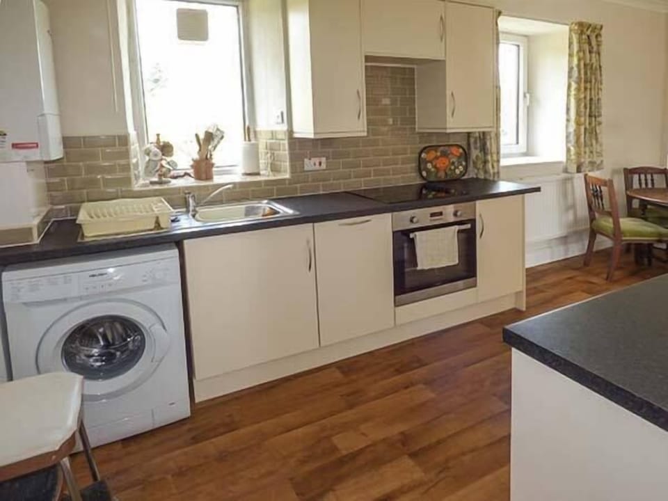 Cottage | Private kitchen | Fridge, microwave, stovetop, dishwasher