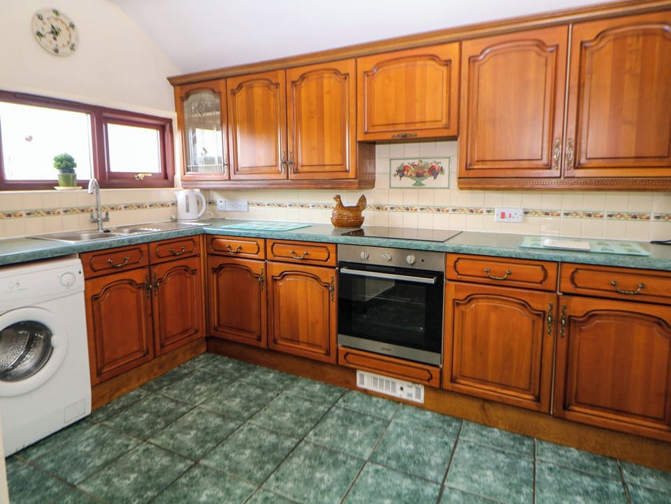 Cottage | Private kitchen | Fridge, oven, stovetop, highchair
