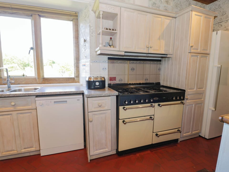 Cottage | Private kitchen | Dishwasher, cookware/dishes/utensils