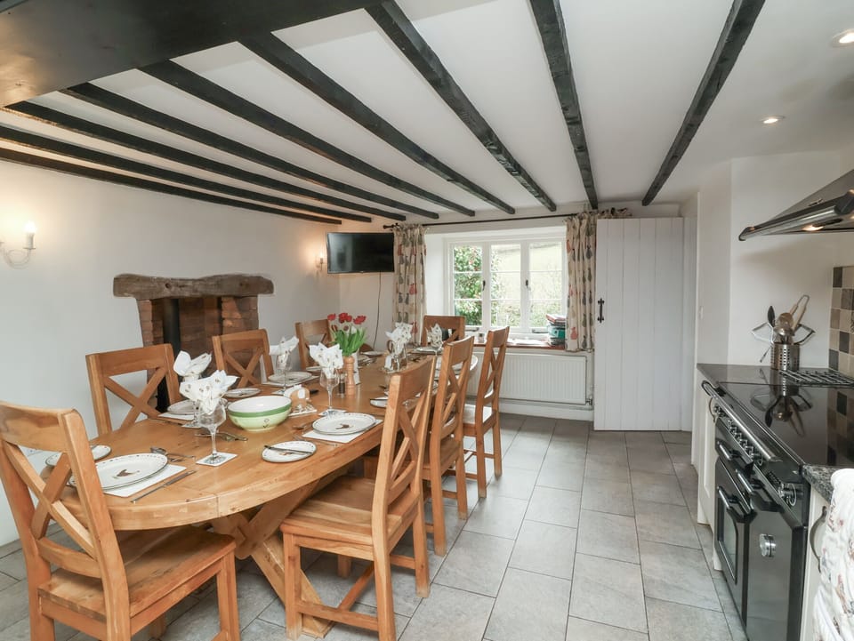 Cottage | Private kitchen | Stovetop, dishwasher, highchair, cookware/dishes/utensils