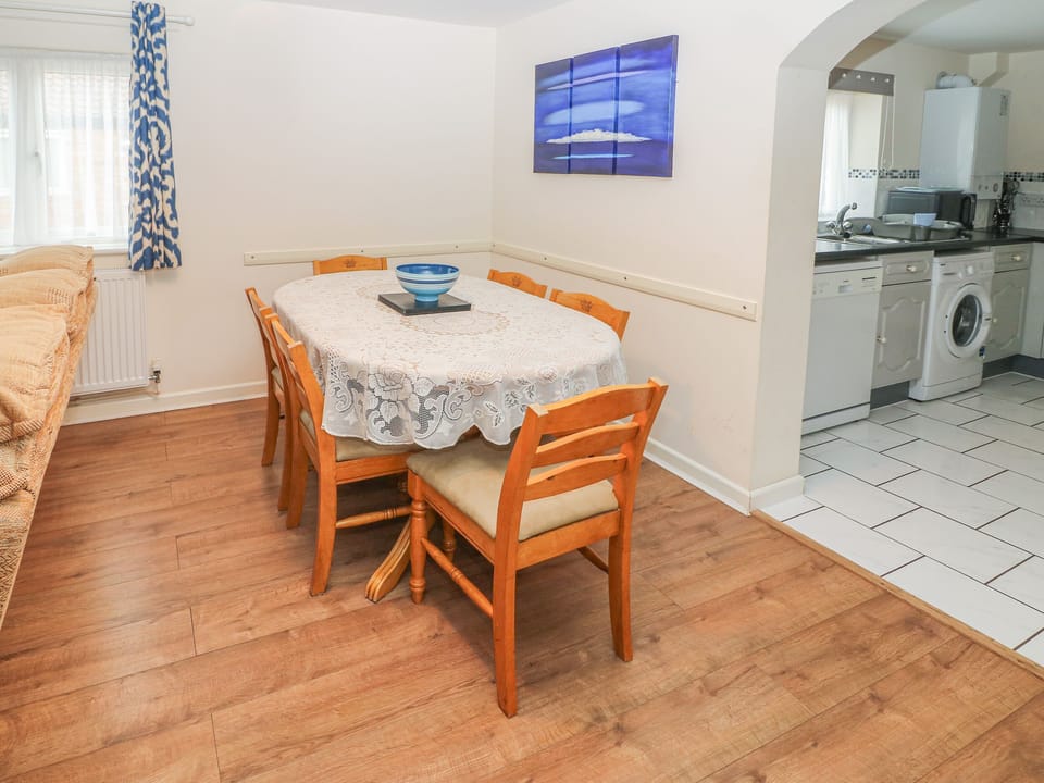 Cottage | Private kitchen | Fridge, microwave, stovetop, dishwasher