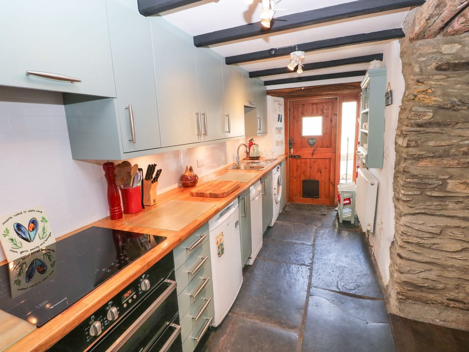 Cottage | Private kitchen | Stovetop, dishwasher, highchair, cookware/dishes/utensils