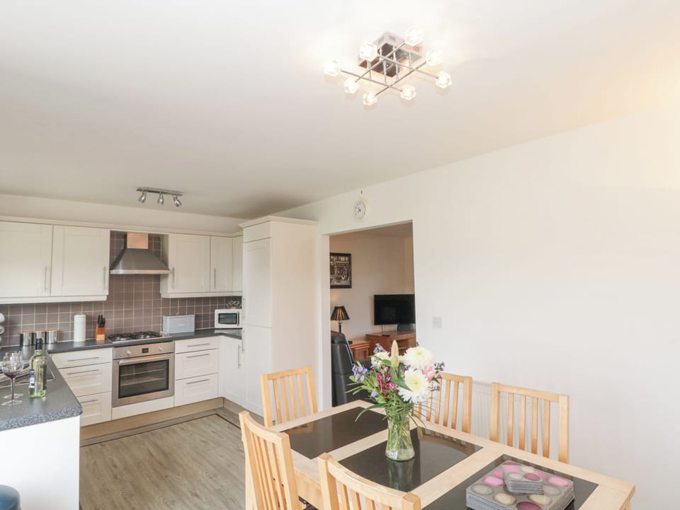 Cottage | Dining