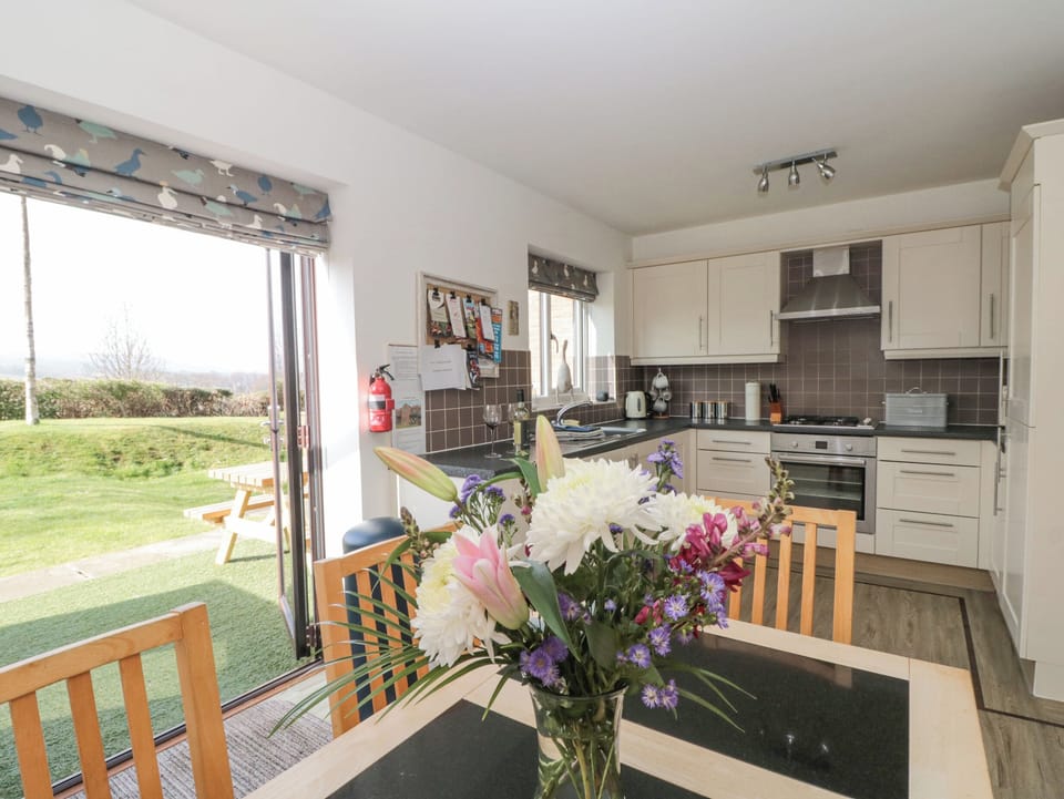 Cottage | Private kitchen | Stovetop, dishwasher, highchair, cookware/dishes/utensils