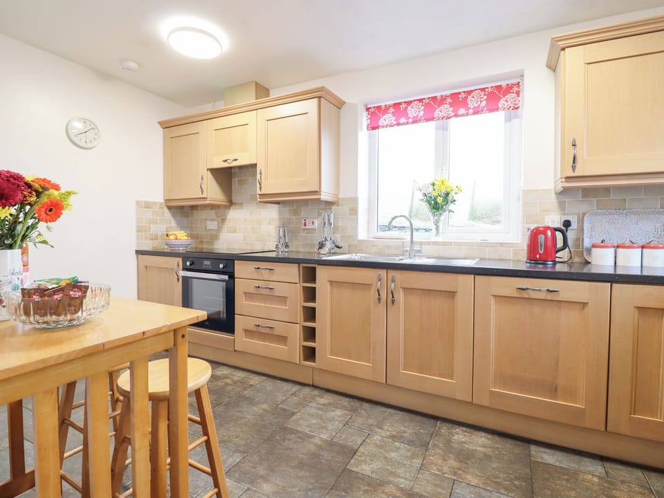 Cottage | Private kitchen | Fridge, dishwasher, cookware/dishes/utensils
