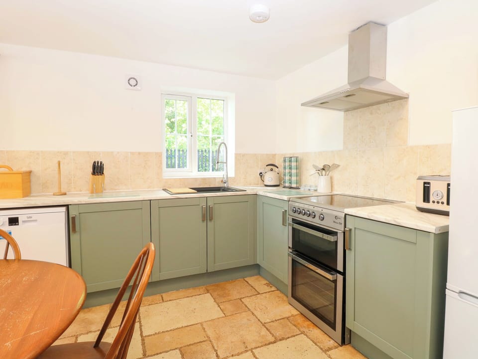 Cottage | Private kitchen | Stovetop, dishwasher, highchair, cookware/dishes/utensils