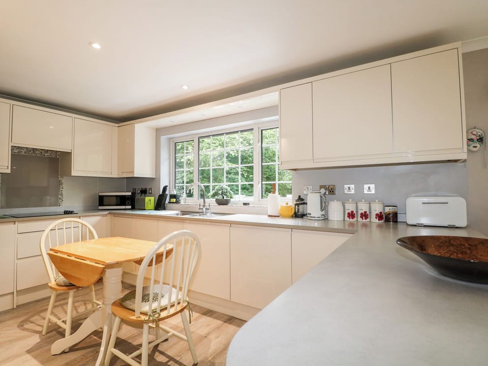 Cottage | Private kitchen | Fridge, stovetop, dishwasher, electric kettle