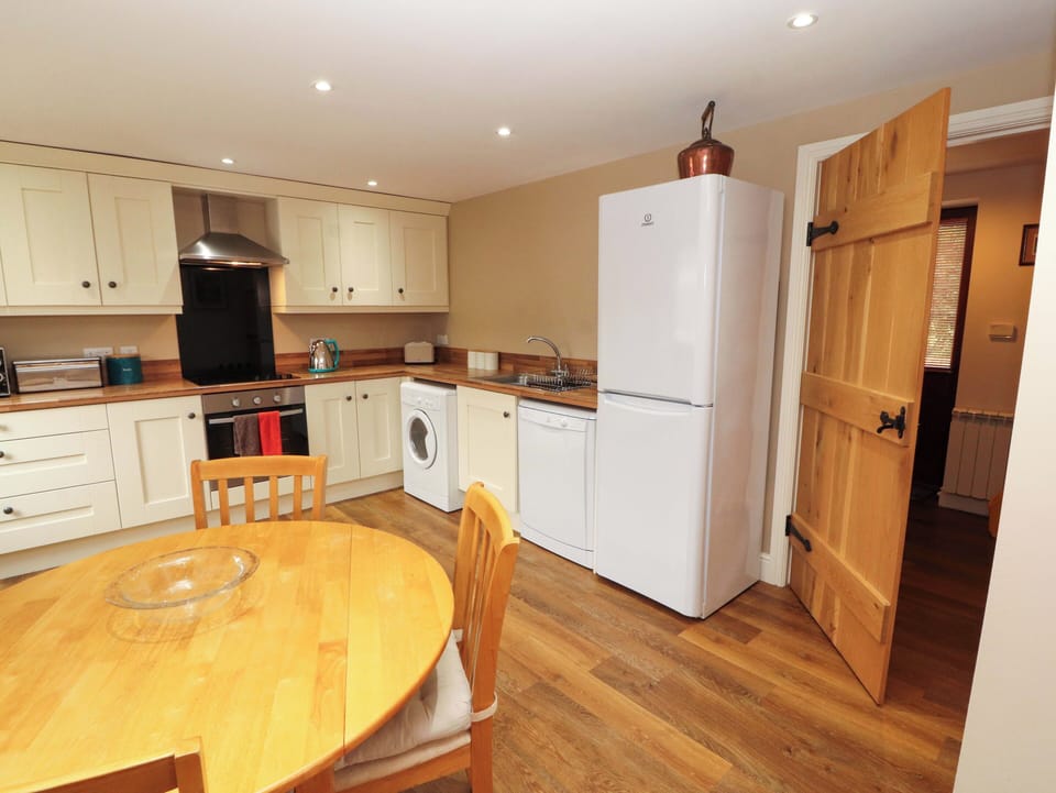 Cottage | Private kitchen | Stovetop, dishwasher, highchair, cookware/dishes/utensils