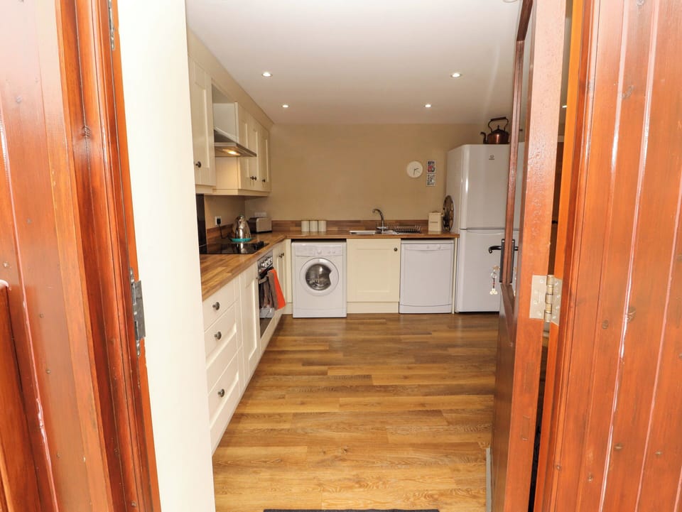 Cottage | Private kitchen | Stovetop, dishwasher, highchair, cookware/dishes/utensils